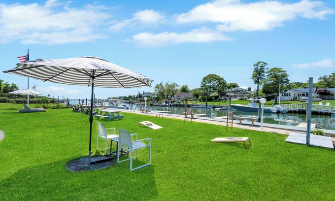 Hampton Bays House | Waterfront Cottage Suite in Boutique Hotel, Heart of Hampton Bays, Resort.