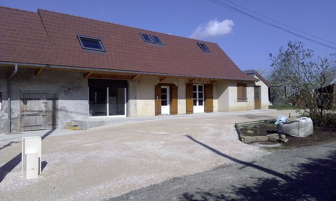 Frangy-en-Bresse House | Waterfront country property