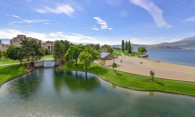 North End Condo | Waterfront, Downtown area, 4 bdr, 2 Levels, Pools