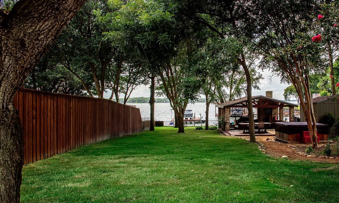 Enchanted Oaks House | Waterfront-Game Room-Zip Line-Hot Tub & Pets!