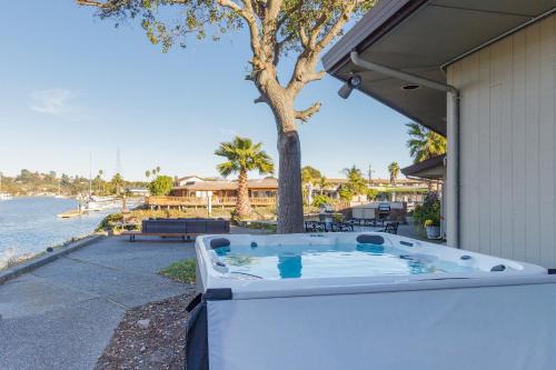 San Rafael Villa | Waterfront Hawaiian Oasis