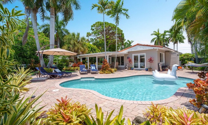 Wilton Manors House | WATERFRONT & HEATED POOL- Tropical 2b/2b w/Private Dock
