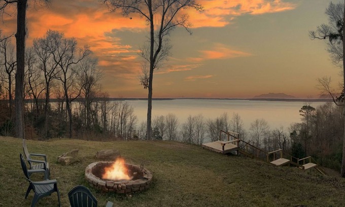 Zavalla House | Waterfront Hide-A-Way Lodge on Big Sam!
