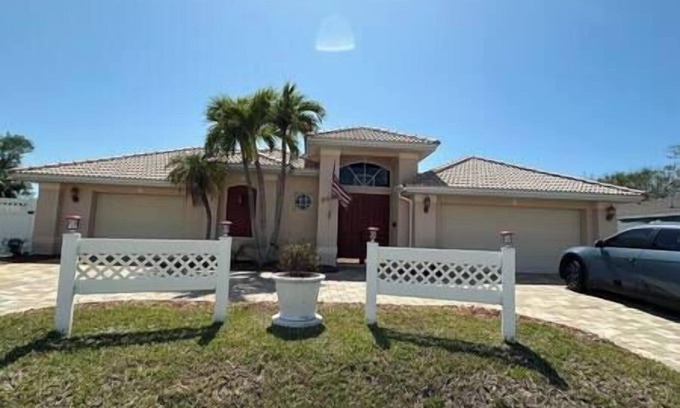 Cape Coral House | Waterfront Home | Pool & Bar