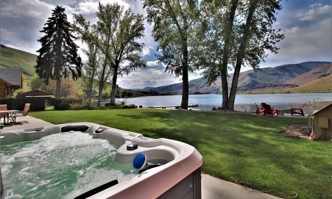 East Wenatchee House | Waterfront home w/ hot tub, dock, beach & extra sleeping in bonus/game room