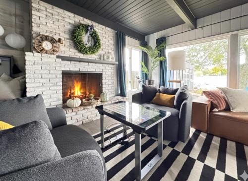 Rockford House | Waterfront Home with Arcade, MassageChair, Firepit, Infinity Game Table