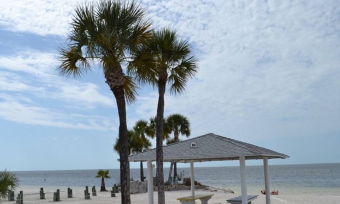 Woodlands House | Waterfront House: Free WiFi, Heated Community Pool, Fishing at Backyard dock!