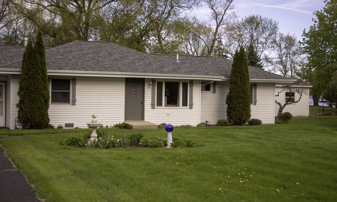 Antioch House | Waterfront house to enjoy with screen room