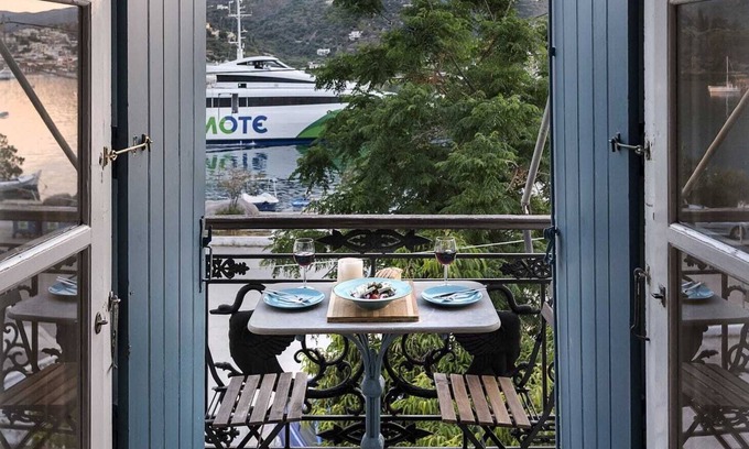 Poros Apartment | Waterfront house with private garden