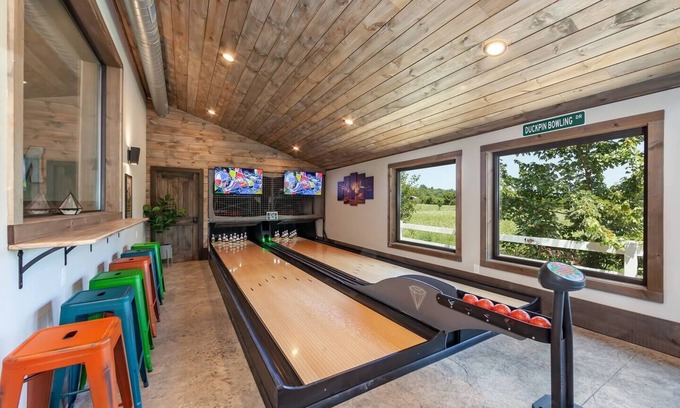 Wears Valley House | Waterfront Lodge - Bowling, Pool, Mtn Views