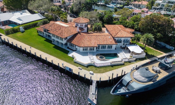 East Fort Lauderdale House | Waterfront Luxury Estate in Gated Paradise – Kayaks, Pool & Sunset Views!