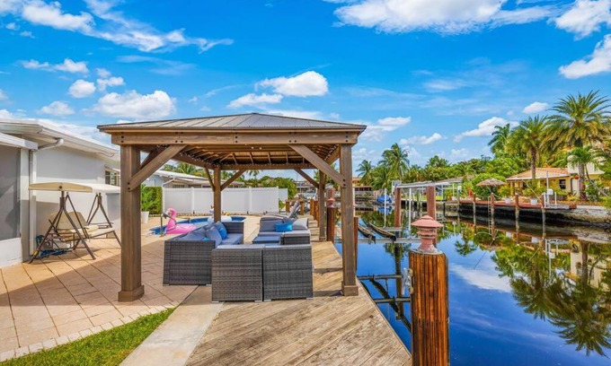 Wilton Manors Villa | Waterfront new luxury villa with the pool