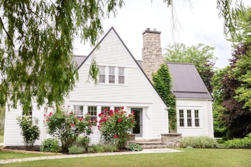Niagara-on-the-Lake Villa | Waterfront Niagara-On-The-Lake Farmhouse on a Vineyard