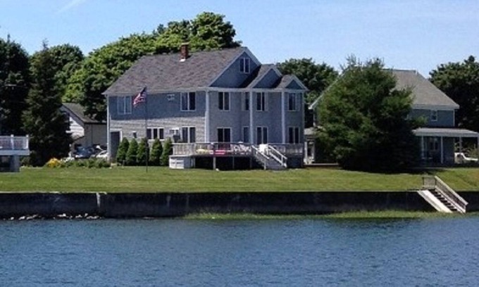 Portsmouth House | Waterfront Oasis-Dynamic Newport County: Kayaks-Fire Pit-BBQ. Oct. 2025 avail.