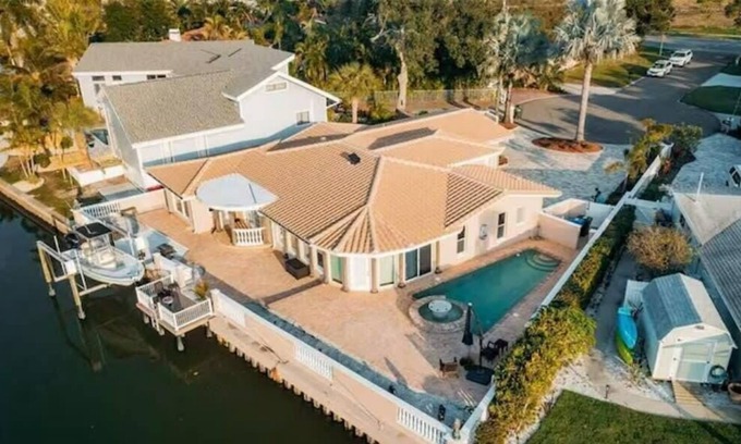 Anona House | Waterfront Oasis: Serene Retreat 7Mins To Beach!