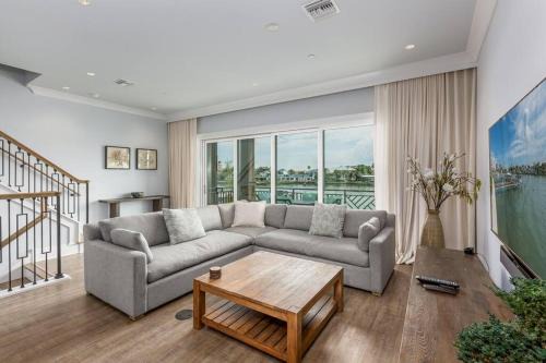 Clearwater Beach House | Waterfront Oasis 3 BR/4 beds~3 min walk to beach.