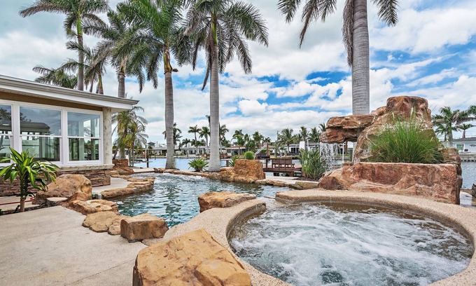 Causeway Isles House | Waterfront Oasis l Near Beach