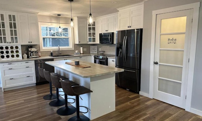 Rexton House | Waterfront Organized Well Stocked