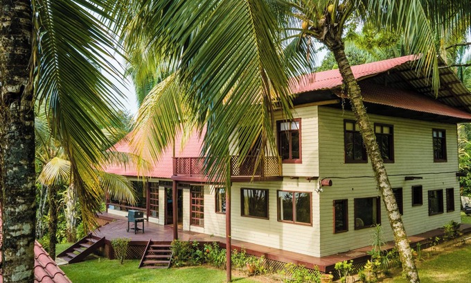 Livingston House | Waterfront Property With Spacious House With Dorm and Communal Kitchen Rio Dulce