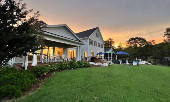 White Stone House | Waterfront panoramic point w/pool, perfect for traveling couples, families