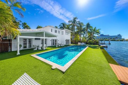 Miami Villa | Waterfront Paradise 4 BD Villa Miami Breeze with Pool