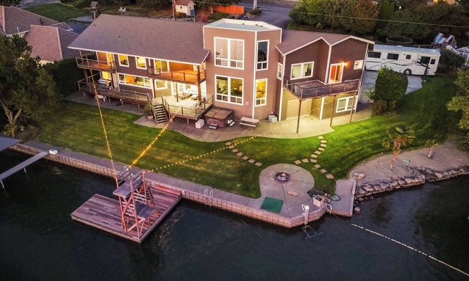 Bonney Lake House | Waterfront perfection with multiple bedrooms & bathrooms - 5000 sf