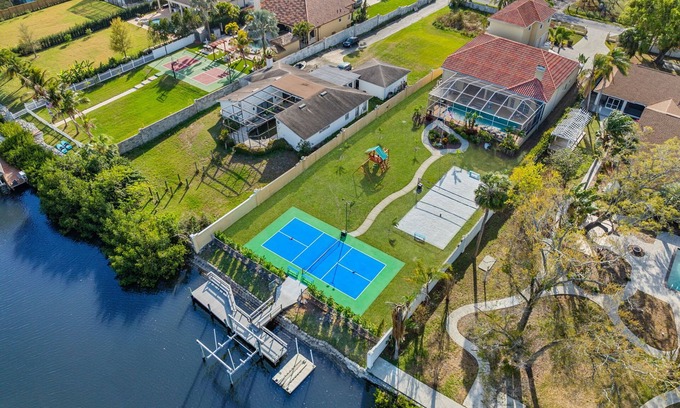 Tampa House | Waterfront * Pool * Pickleball Court * Game Room