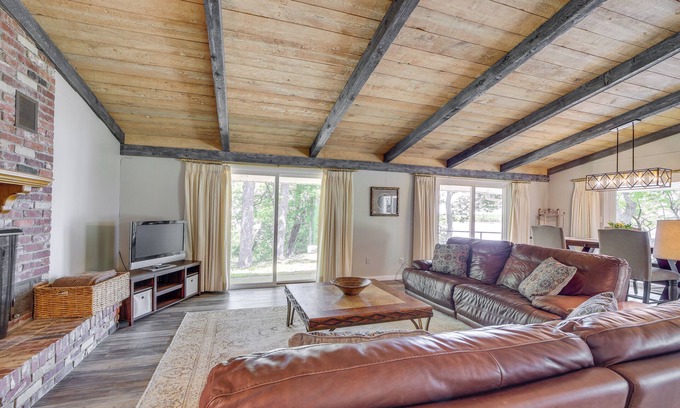 Checotah House | Waterfront Retreat w/Deck on Lake Eufaula!