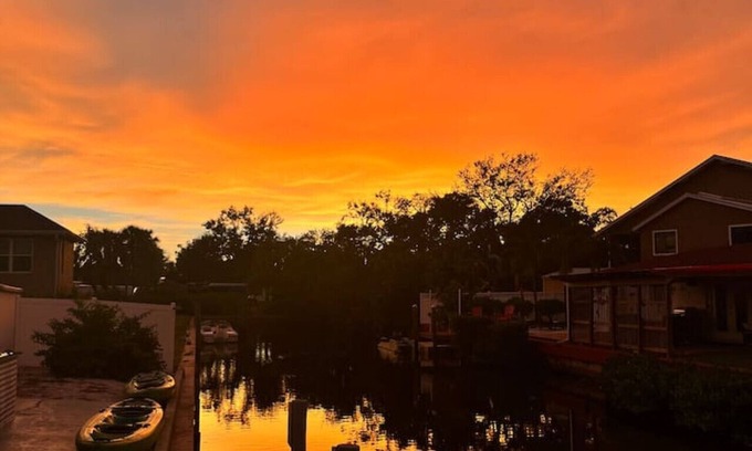 Laurel Apartment | Waterfront retreat with kayaks, walk to the beach