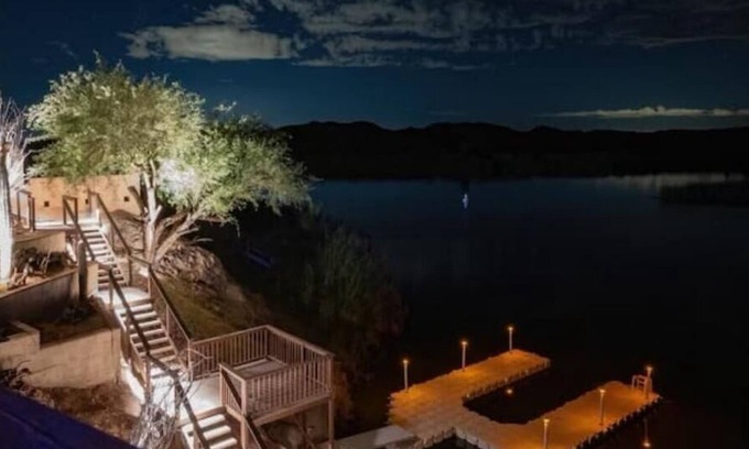 Yuma House | Waterfront River Retreat
