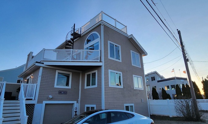 Newburyport House | Waterfront spacious 5-bedroom bungalow on Plum Island, Newburyport with WiFi, AC
