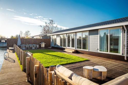 Vinkeveen Ski Chalet | Waterfront tiny home with spacious garden