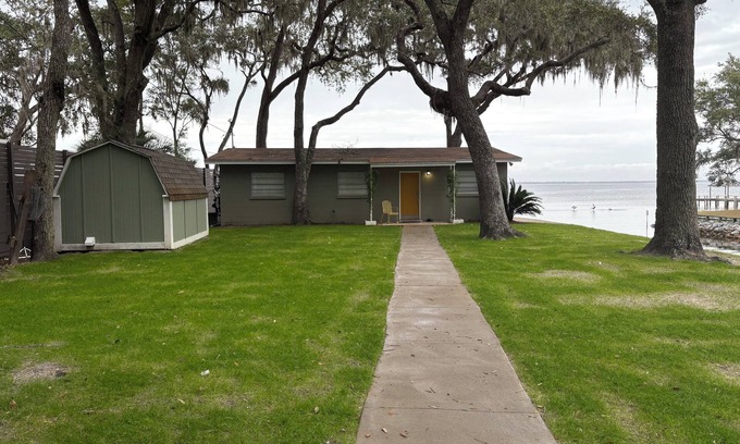 Santa Rosa Beach Cottage | Waterfront vacation cottage on Choctawhatchee Bay with boat/PWC tie-up