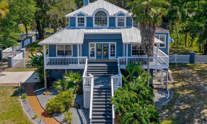 Crystal River House | WATERFRONT views and access to Kings Bay with seawall opp for 1 boat overnight