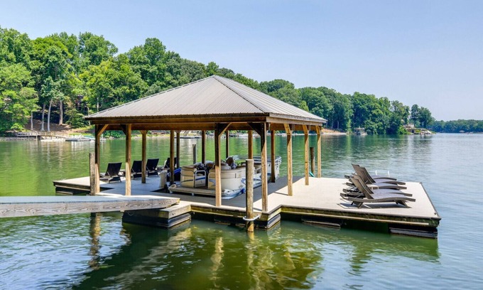 Sherrills Ford House | Waterfront w/Dock | Boat | Kayaks | Gym | Pets OK