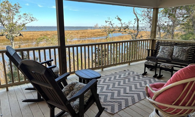 Beaufort House | Waterfront Waterway Home in Beaufort on the Neuse River, Family and Pet friendly