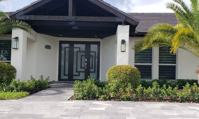 Caloosahatchee Apartment | Waterfront White House