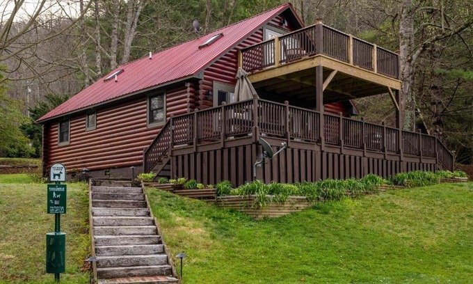 Topton Villa | Waters Edge Lakefront Cabin-Lake Nantahala w Dock