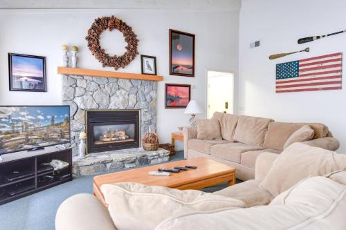 Tahoma House | Waters Edge Vista - HOA Pool & Pier Access