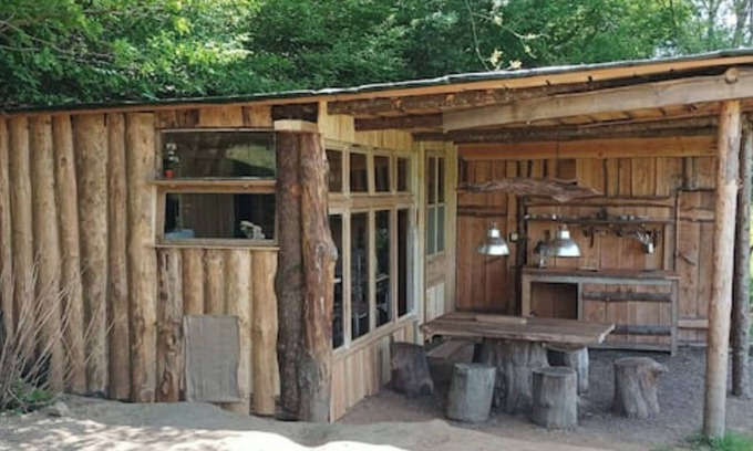 Saint-Eloy-les-Tuileries Cabin | Waterside cabin in the Corrézienne countryside