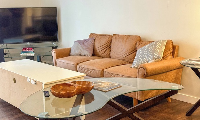 Sunnyside House | Waterside Retreat: 3-Bed Suite near Bow River