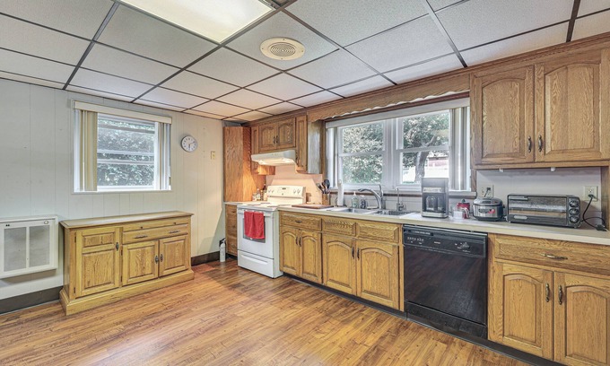 Oakville Cottage | Watertown Home w/Yard: 1 Mi to Echo Lake Park!