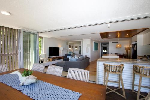 Point Lookout Apartment | Waves 8 - Beachfront with pool