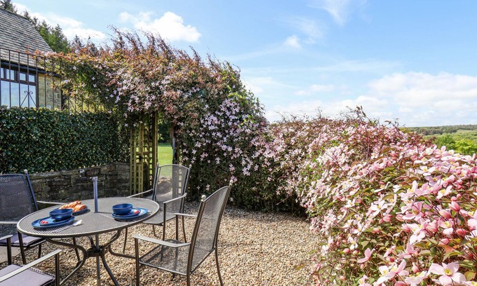 Scarborough Cottage | WAYSIDE FARM CART COTTAGE, romantic, with a garden in Burniston