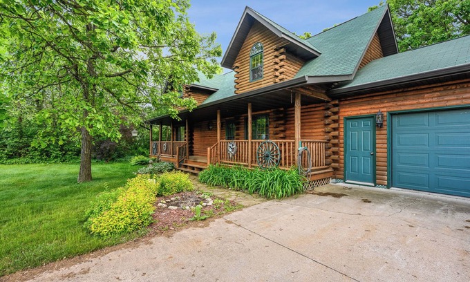 Lake Wazeecha House | Wazeecha Lodge – A Relaxing, Dog Friendly, Log Home Retreat Near Lake Wazeecha!