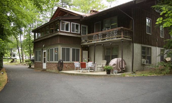 North Conway Ski Chalet | We're following every guideline for disinfecting our units. Walk to the VILLAGE!