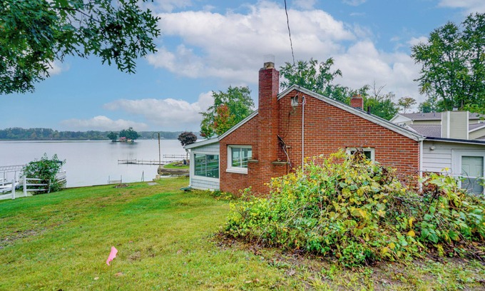 North Webster Cottage | Webster Lake Home w/Patio ~ 3 Mi to Town!