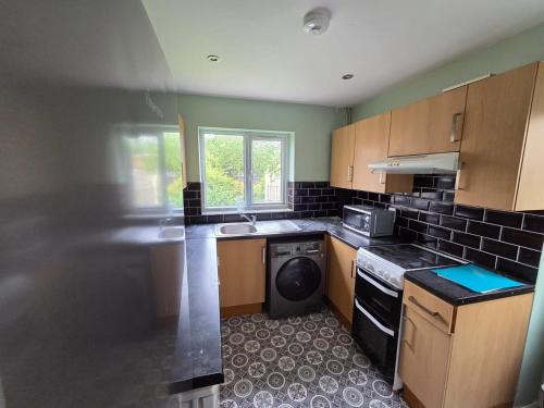 Huddersfield House | Weekly 10percent Off , WiFi, Parking, Sleep 8