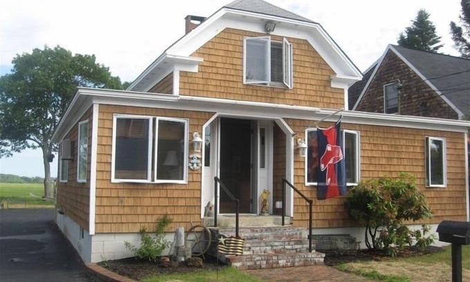 Pine Point House | Weekly Discounts Charming Beach House at Pine Point straight walk to Beach!