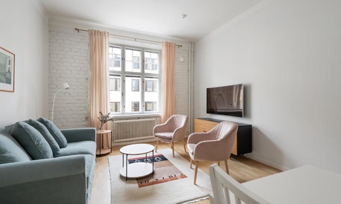 Punavuori Apartment | WeHost Fabulous 2BR in Prestigious Punavuori @Iso Roobertinkatu 26
